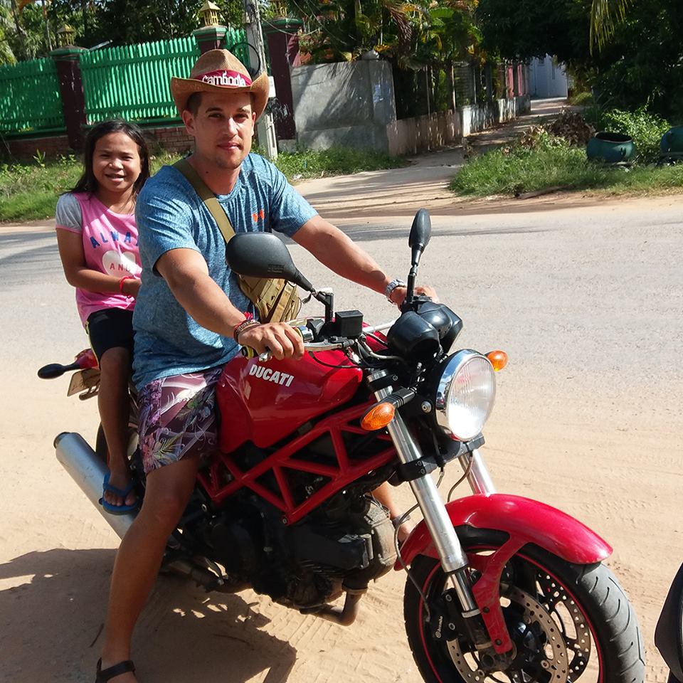 „Na fotce je Nikol s naším kamarádem Lubem. Ze začátku se velké Ducati bála, ale později se pro ni a Luba nadchla a dopouštěla se lehké nekázně: odmítala s Wendim jezdit na jeho skútru Honda Dream,“ píše na Facebooku Ota.
